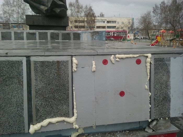 В Кемеровской области местные власти отремонтировали мемориал ко Дню Победы