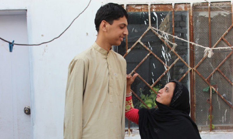 Двухметровому подростку-пакистанцу пришлось бросить учебу из-за насмешек