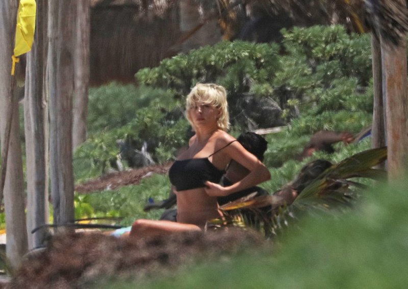 28-летняя американская модель, актриса и певица Каролин Вриланд (Caroline Vreeland) топлес на пляже