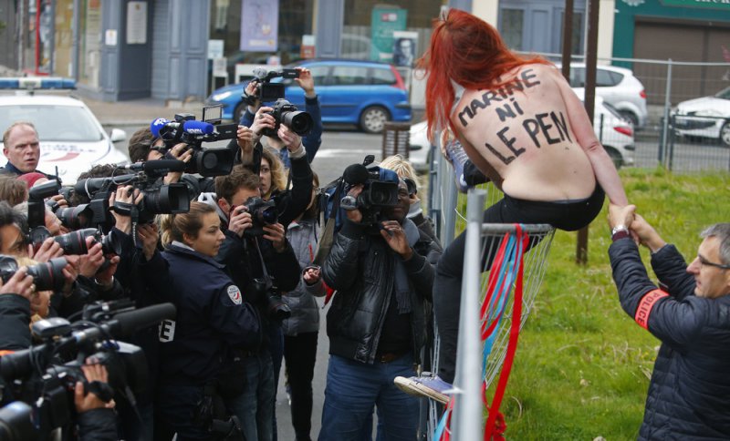 FEMEN напомнили о себе в Париже