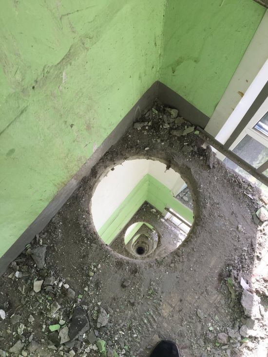 В московской многоэтажке вандалы выдрали мусоропровод