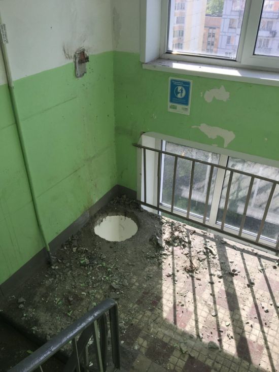 В московской многоэтажке вандалы выдрали мусоропровод
