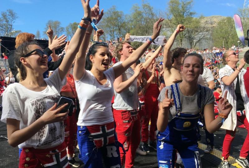 Норвежские подростки отмечают окончание школы длительным запоем