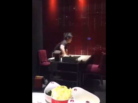 Официант-ниндзя вытирает столик в ресторане