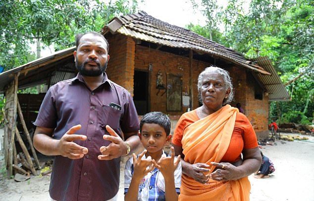 Индийская семья со срощенными пальцами боится операции из-за проклятия