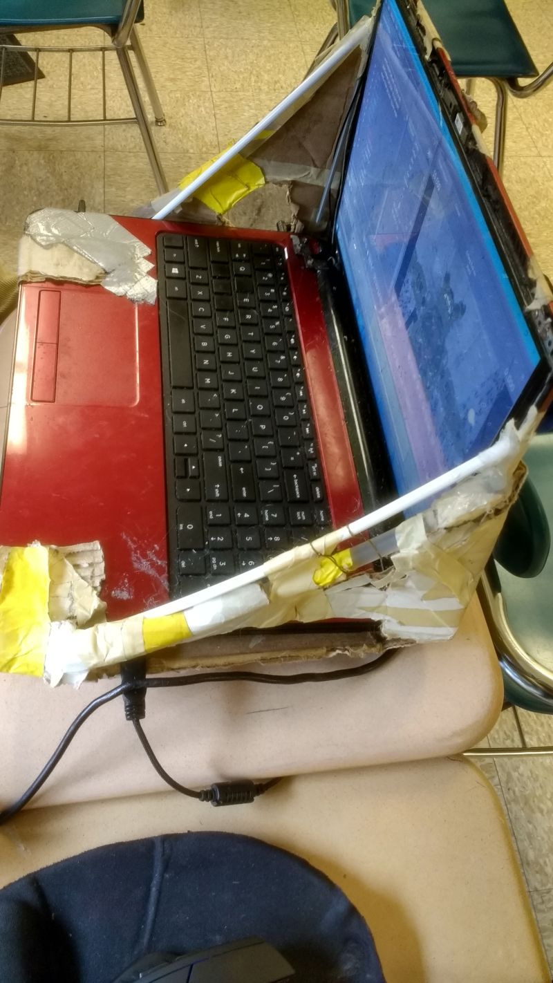 Убитый ноутбук, залатанный картоном, скотчем и трубочками