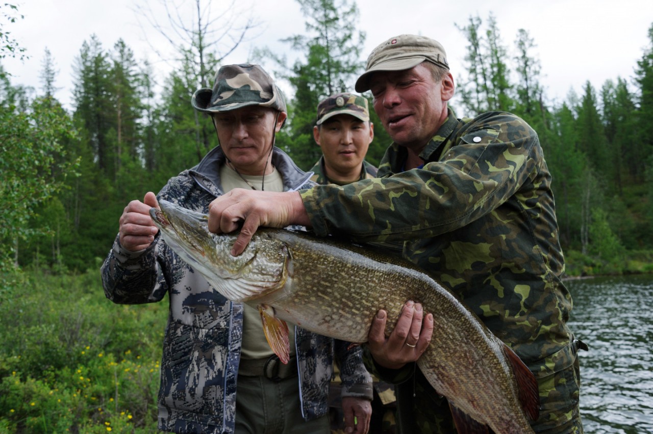Владимир Путин отдыхает на рыбалке в Сибири - лето 2017