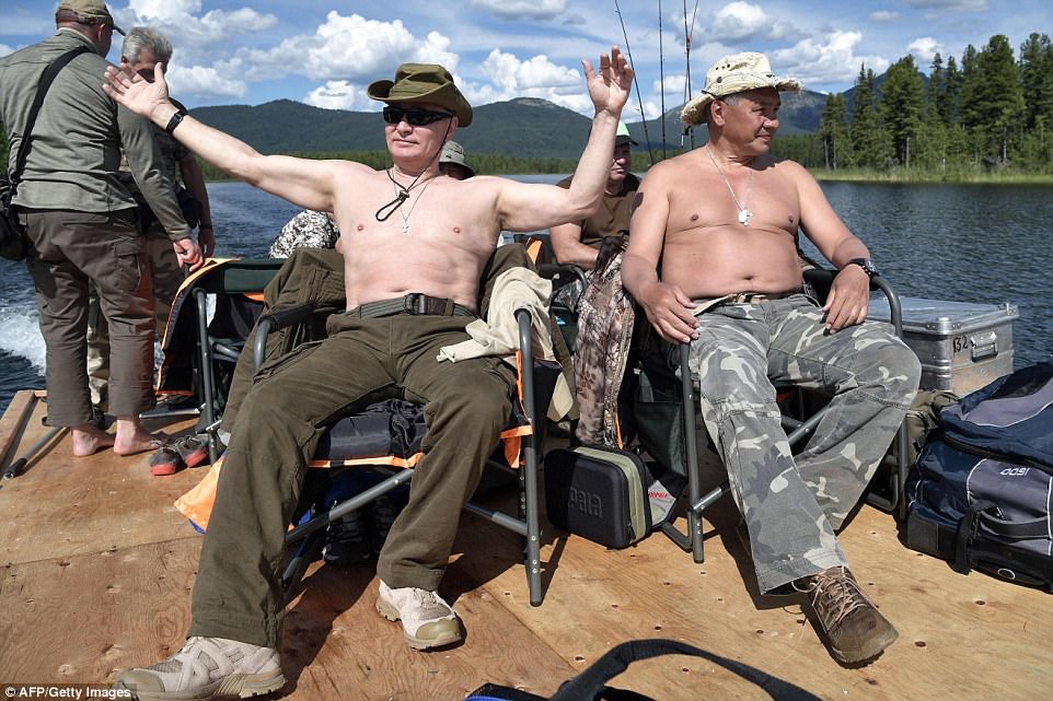 Владимир Путин отдыхает на рыбалке в Сибири - лето 2017