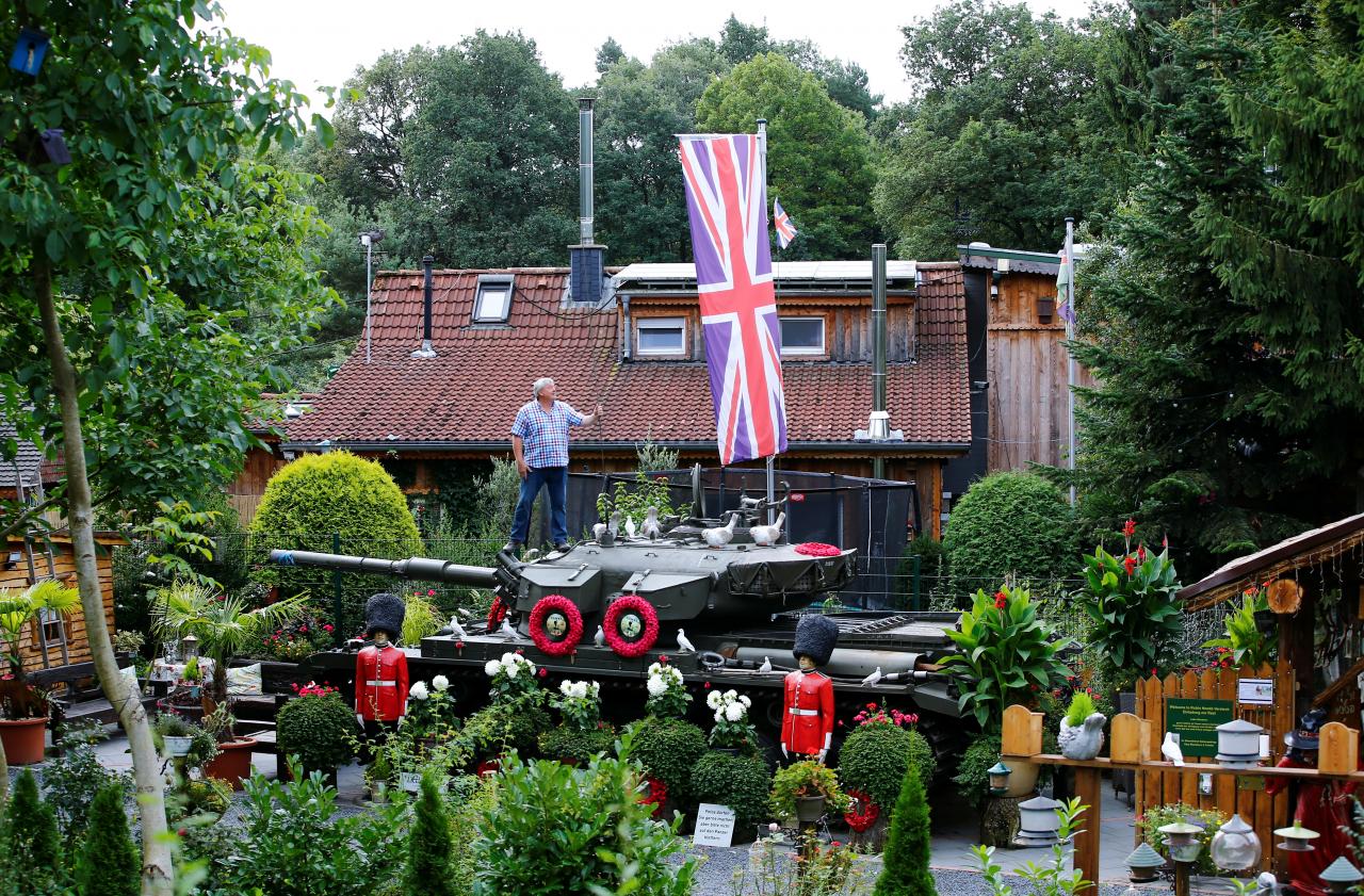 Английский эмигрант раздражает Немецких соседей, превращая свой сад в кусочек Великобритании