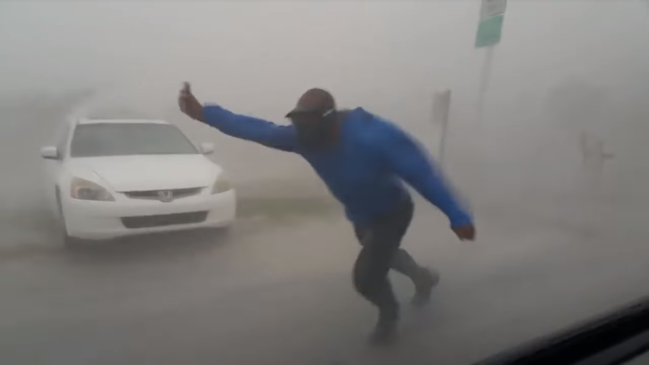 Метеоролог Джастон Дрейк вышел из машины что-бы замерить скорость ветра урагана Ирма