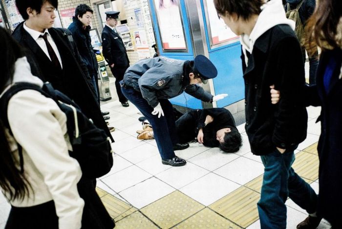 В Японии люди страдают алкоголизмом и спят прям на улице