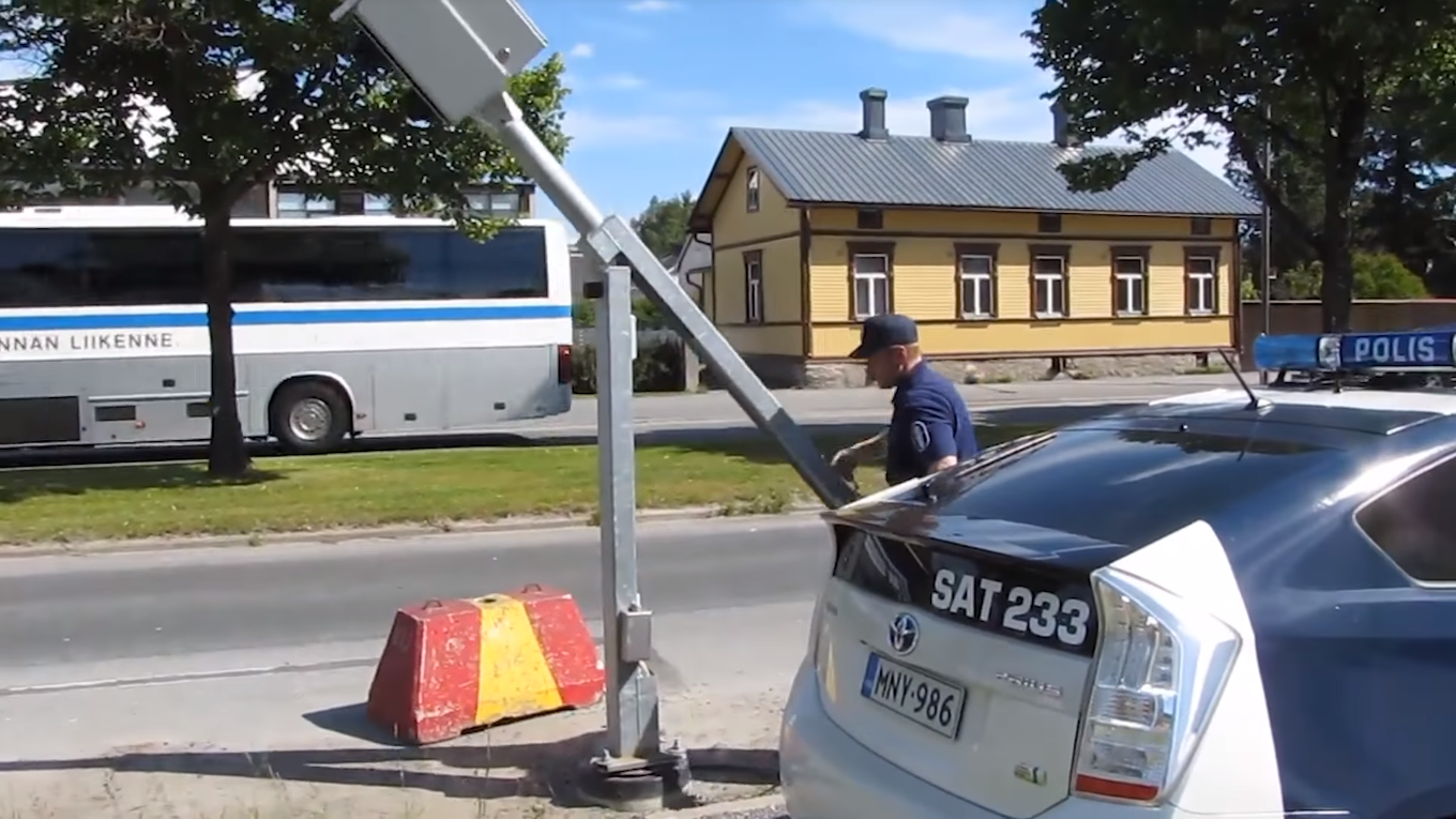 Превышение скорости в Финляндии. И почему богатые не нарушают. Парковки.
