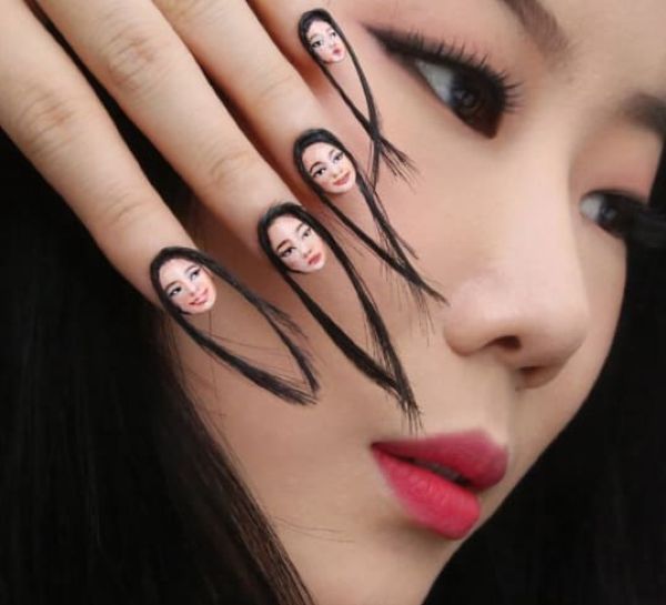 Художница сделала себе волосатый маникюр с собственным лицом на ногтях