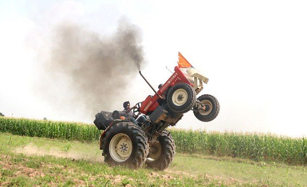 Индийский фермер научился делать трюки на тракторе