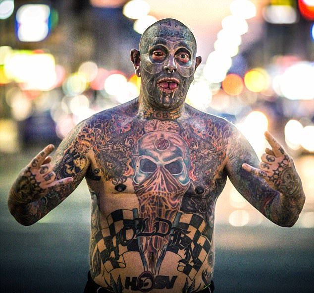 Офисный сотрудник набил себе татуировки что-бы стать звездой в фильмах ужасов