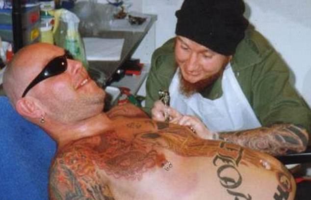 Офисный сотрудник набил себе татуировки что-бы стать звездой в фильмах ужасов