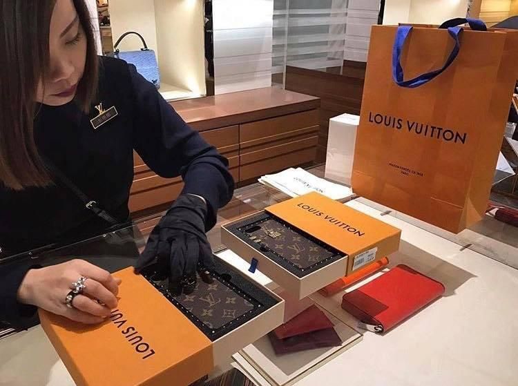 За чехол для iPhone 7 от Louis Vuitton придется отвалить куда больше, чем за зам смартфон
