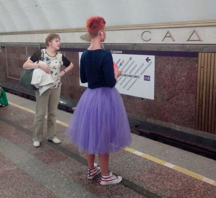 Модники снова штурмуют метро, состоялся новый показ Российской моды