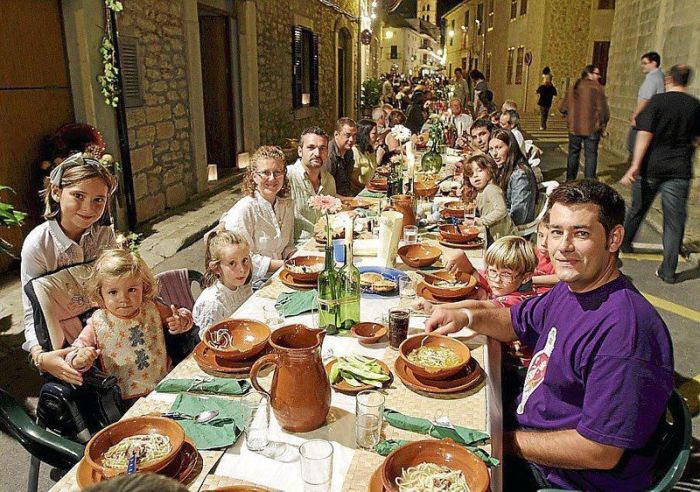 Ежегодный ужин на 20 тысяч персон в Испанской деревне Бинисалем