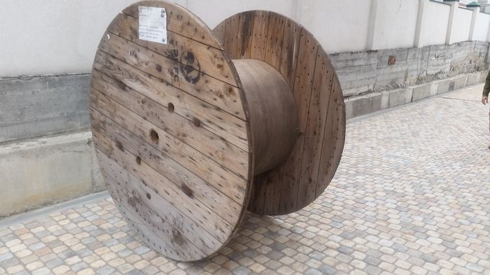Стол из деревянной катушки кабеля
