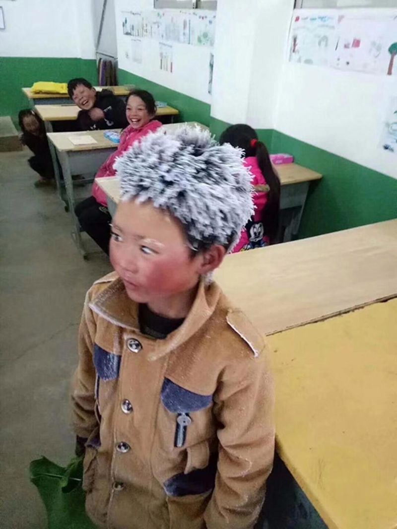 Китайский ученик школы пришел на уроки в минус 40 (6 фото)