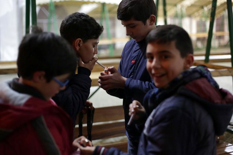 Праздник курящих детей в Португалии (8 фото)