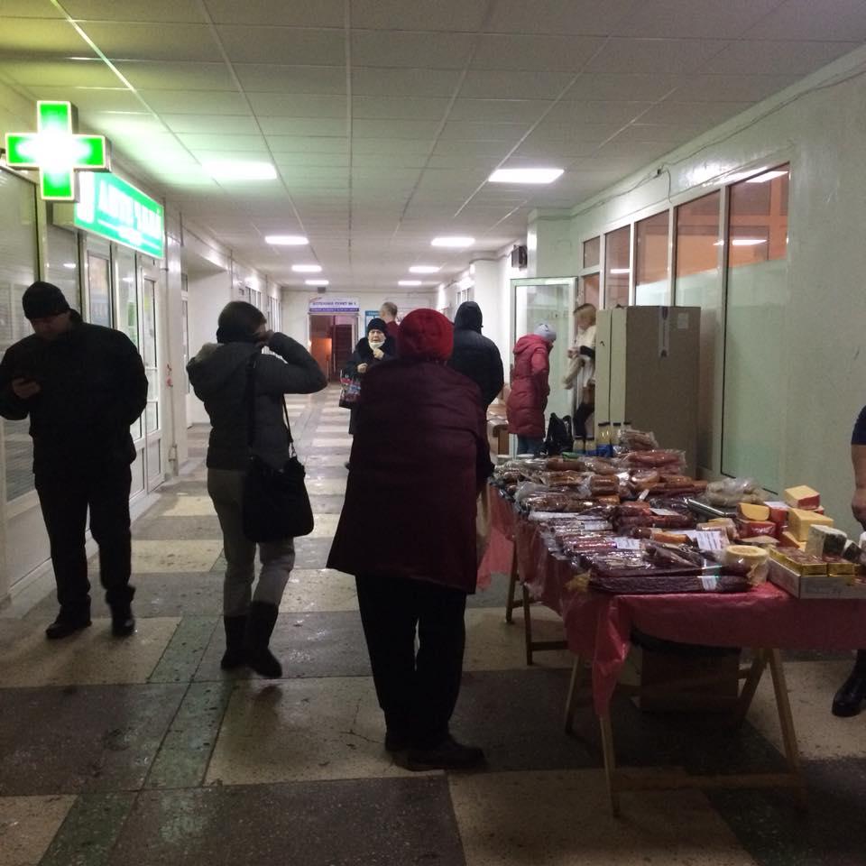В Киеве начали торговать мясом и колбасой прямо в поликлиниках