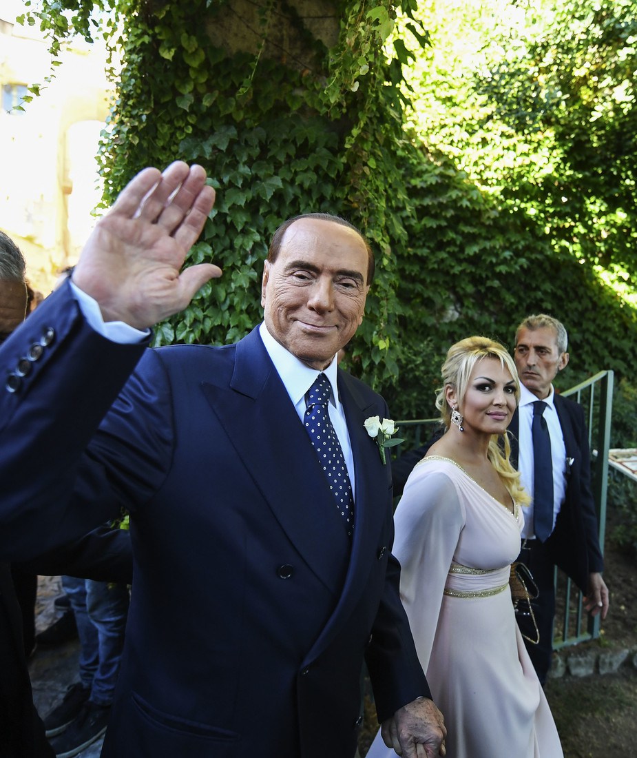 81-летний Сильвио Берлускони похож на восковую фигуру