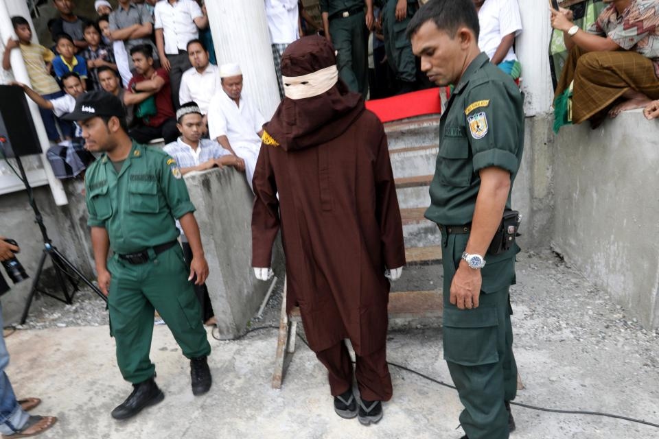 В Индонезии публично выпороли 10 человек за их провинности