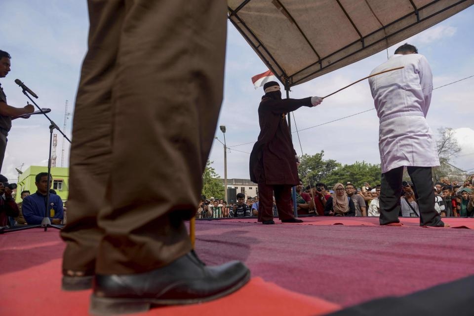 В Индонезии публично выпороли 10 человек за их провинности