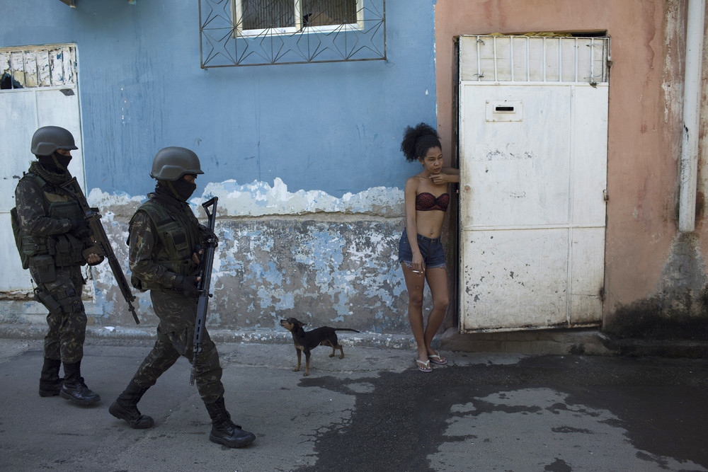 Военные наводят порядок в трущобе Рио-де-Жанейро
