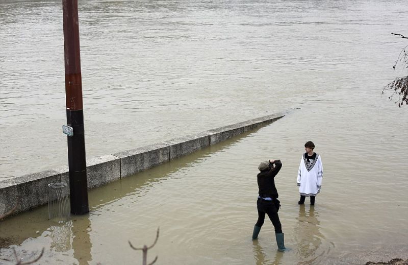 Париж затопило, крысы нападают на людей