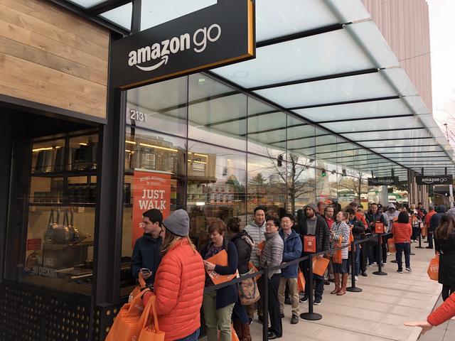 Супермаркет Amazon Go: обслуживает покупателей без кассиров