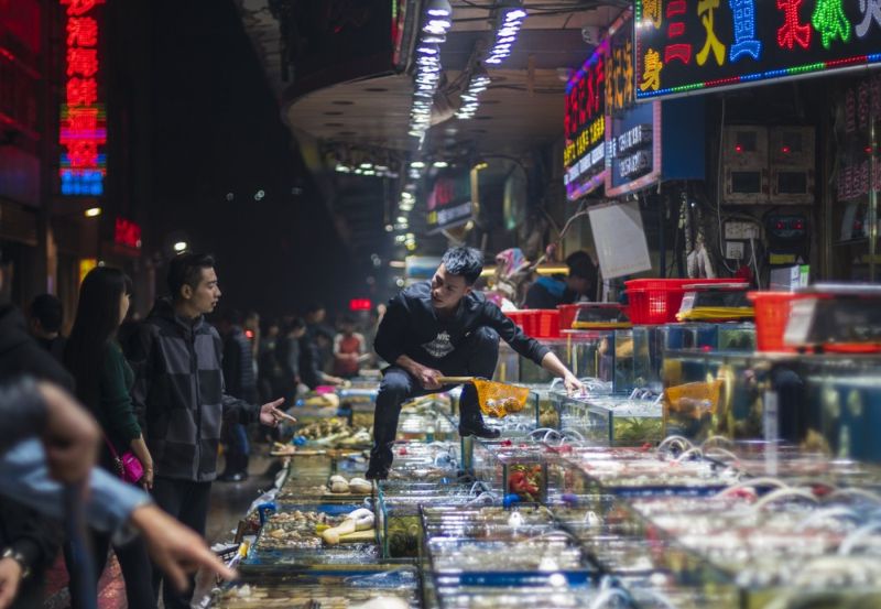 Рыбный рынок Цукидзи в Гуанчжоу, Китай - нарезка крокодилов. Не для слабонервных!