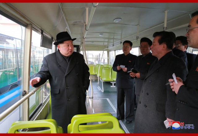 Ким Чен Ын осматривает новые троллейбусы собственного производства