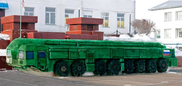 Заключенные ИК №6 в Омской области слепили из снега "Тополь-М"