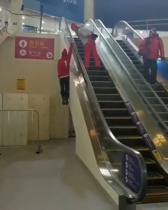 Олимпиец из Швейцарии показал, как пользоваться эскалатором
