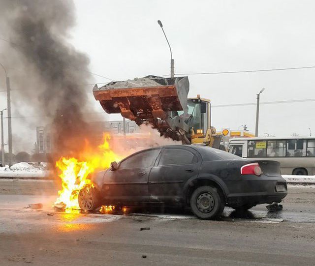 В Санкт-Петербурге загорелась машина, водитель снегоуборочного транспорта помог