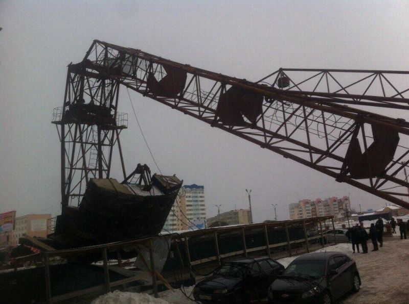 В городе Добрянка упал башенный кран на припаркованные автомобили