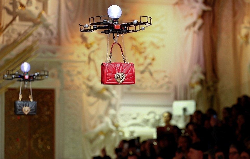 На показе в Милане сумки Dolce & Gabbana демонстрировали дроны