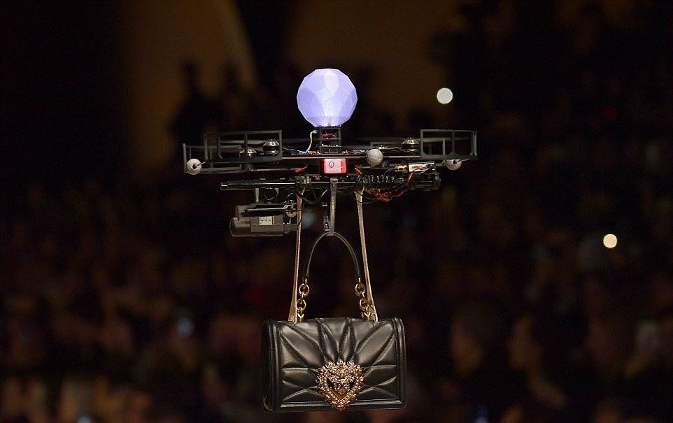На показе в Милане сумки Dolce & Gabbana демонстрировали дроны