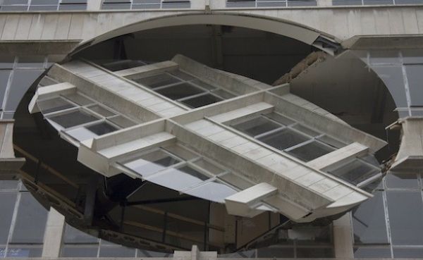 Дом с вращающимся куском фасада от британского скульптора