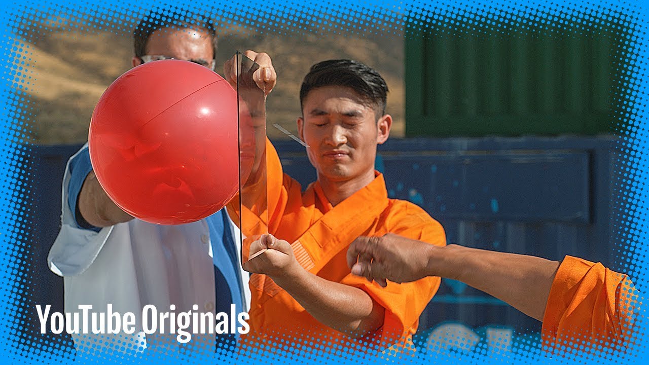 Шаолиньский монах проткнул иглой воздушный шарик через стекло