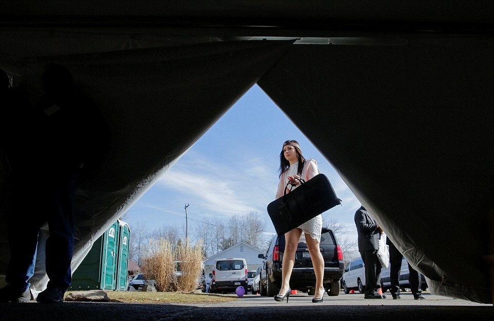 Массовая церемония бракосочетания в церкви поклонников оружия