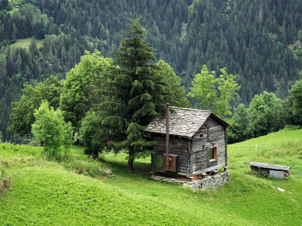 Современная хижина посреди Альп