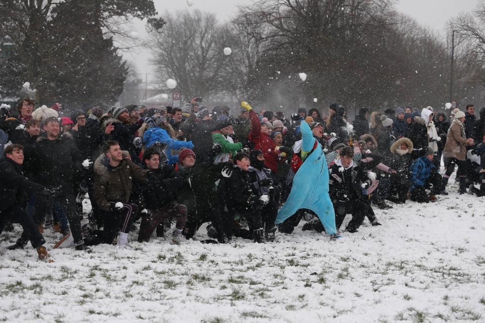 Массовый бой снежками и другие развлечения британцев