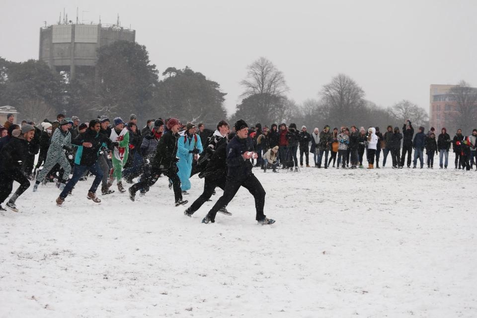 Массовый бой снежками и другие развлечения британцев