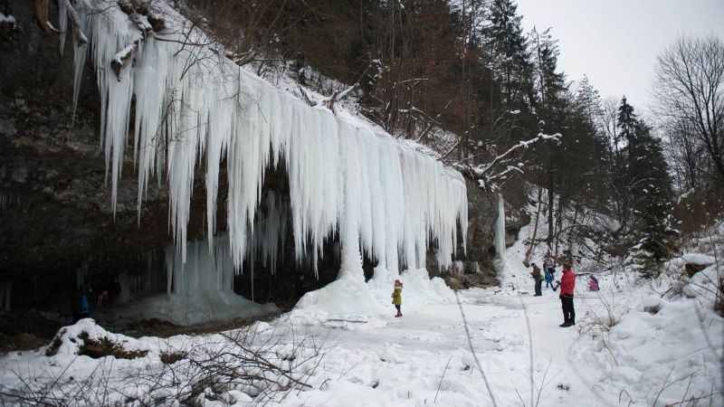 Шиклава Скала с замерзшим водопадом привлекла туристов