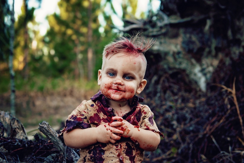 Мама устроила зомби-фотосессию на первый день рождения сына