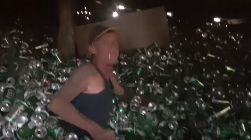 Житель Австралии за 15 лет скопил в сарае 30000 банок пива Victoria Bitter